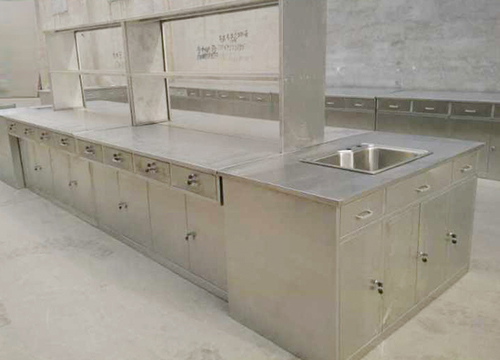 那么不锈钢加工的生产工艺有哪些呢？目前，不锈钢的加工工艺主要分为三种：一步法、两步法和三步法。三种方法各有利弊。